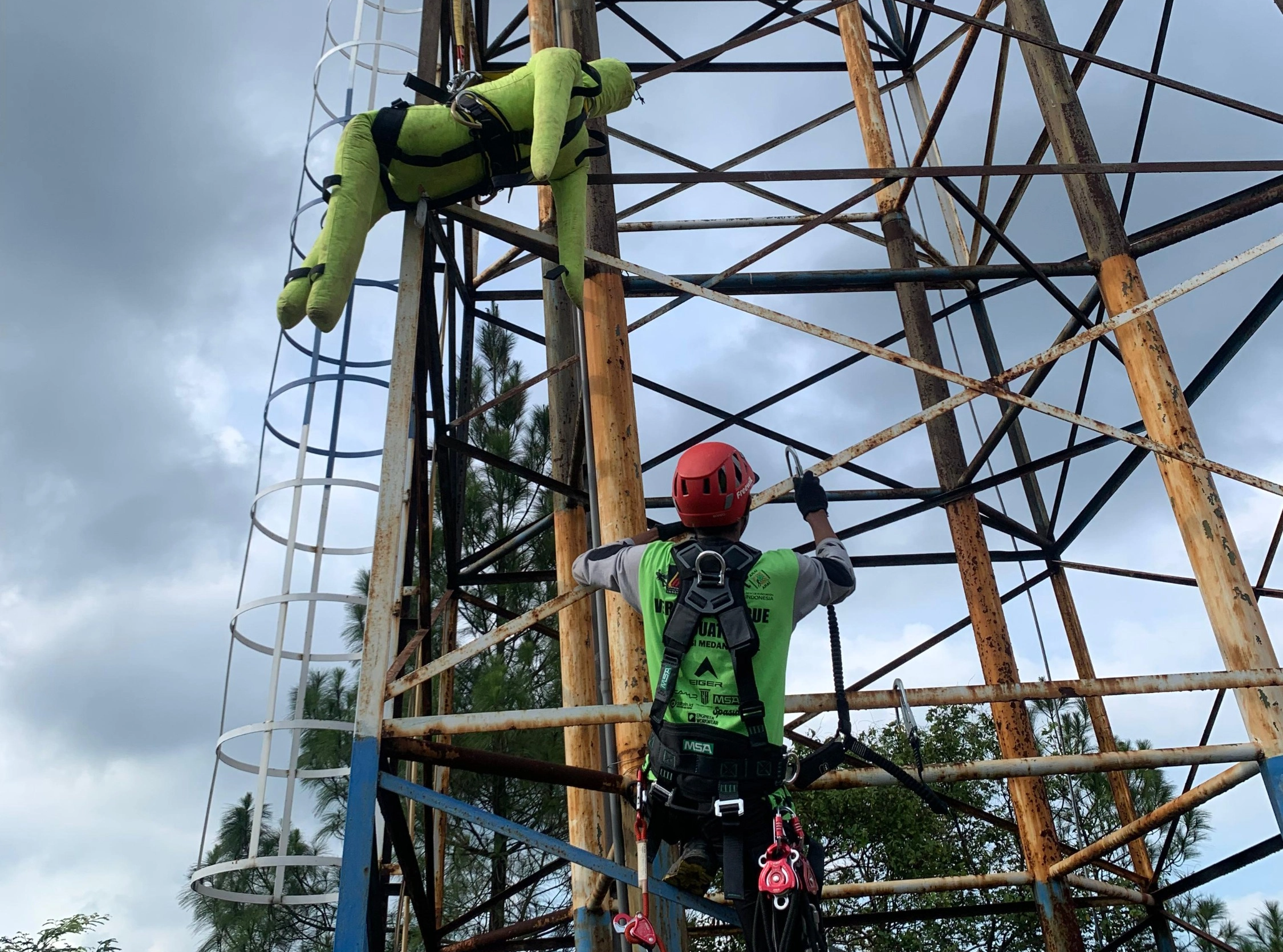 Mengapa Safety Harness Penting di Lingkungan Kerja dengan Risiko Tinggi Terjatuh?